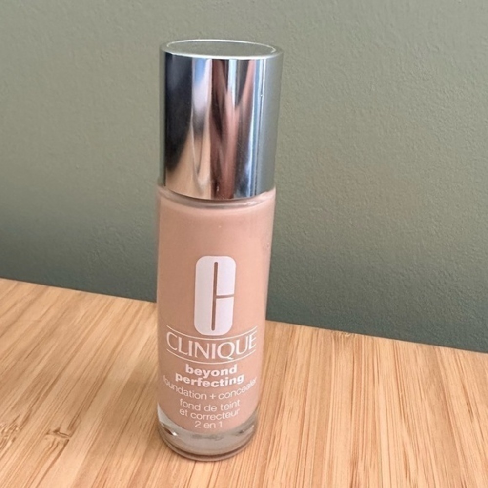 Clinique Beyond Perfecting  Foundation + Concealer in Alabaster